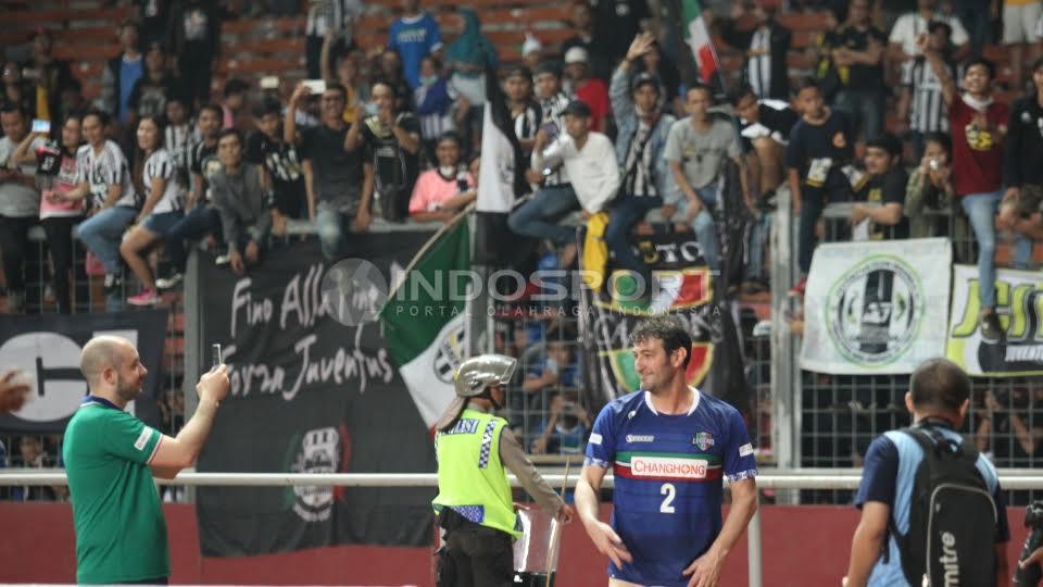 Pemain Calcio Legend, Ciro Ferrara (bawah) menyambangi para fans usai laga.